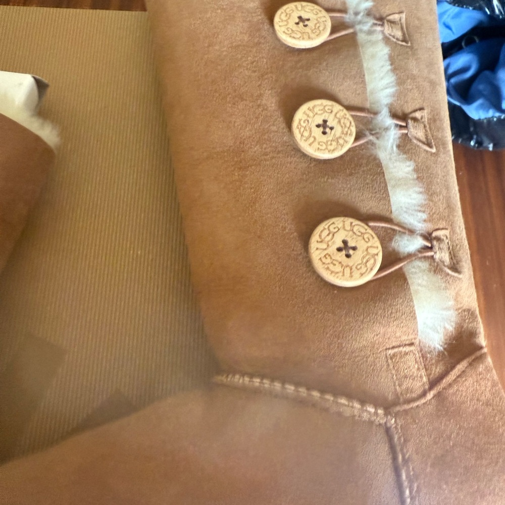 UGG Chestnut Bailey Button Triplet Boots brand new with box - Picture 8 of 9